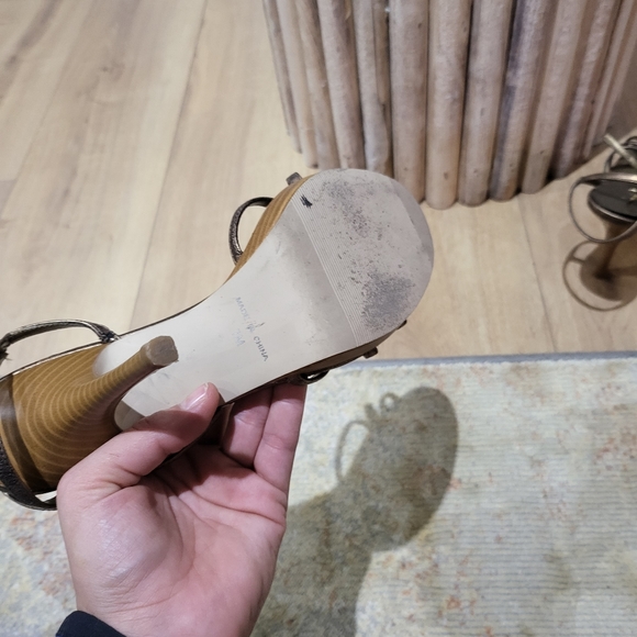 Le Chateau Gold high heel shoes - Picture 3 of 4